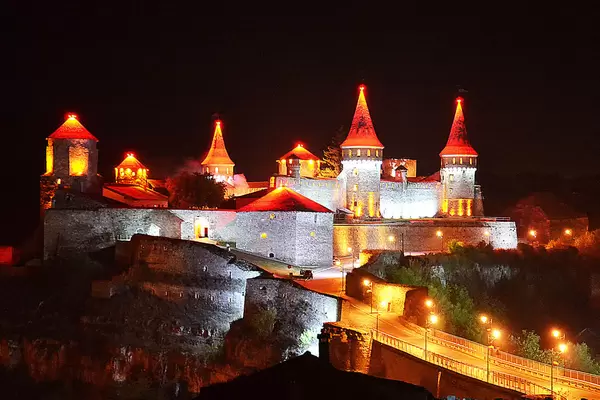 Festung im nacht. Kamenez-Podolsk Stadt