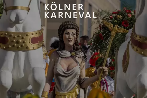 Festwagen mit weißen Pferden und einer Frauenstatue beim Rosenmontagszug, mit dem Bildtitel "Kölner Karneval"