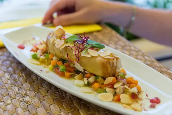 Feta Käse mit Filo-Teig, Gemüse-Chutney, gerösteten Mandeln und Honig bei Agapanto, Puerto de Sóller