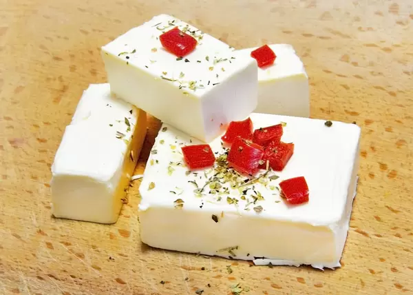 Feta-Käse mit Kräutern und Paprika