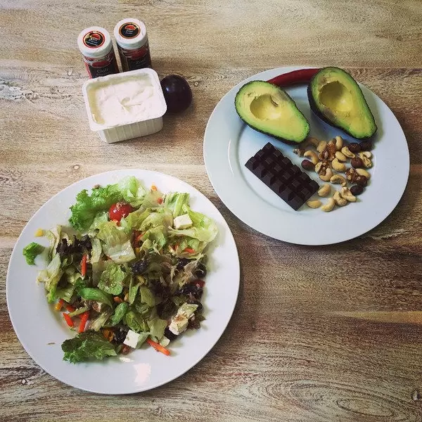 'Fettschlaue' Ernährung nach Dr. Feil. Weniger Mahlzeiten, dafür satt essen. #feil #healthy #food #instafood #foodcamp #streetfoodfestival #triathlon #training #sports #running #ironman #marathon #yummy #avocado #quark #chili #chocolate #schokolade #nüsse