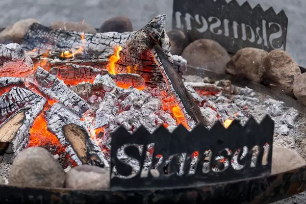 Feuer in Skansen mit Glut und Kohle