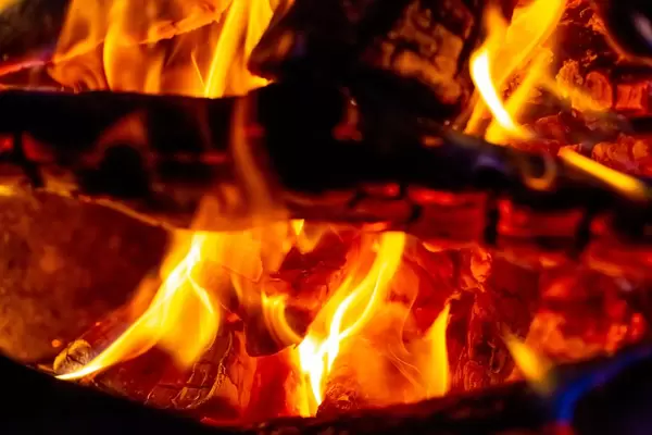 Feuer und Flammen eines Lagerfeuers