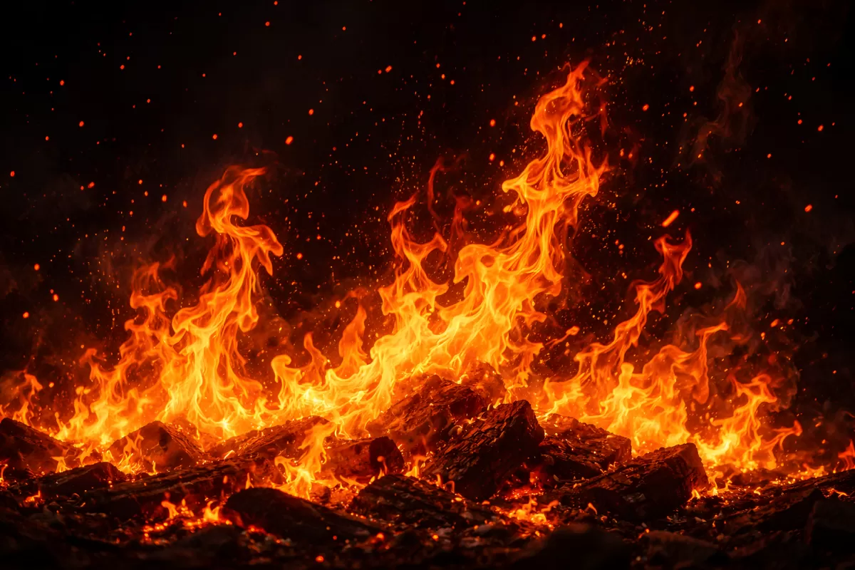 Feuermotive: Loderndes Lagerfeuer mit Funken in der Nacht