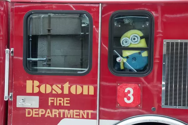 Feuerwache Boston mit Minion Puppe in Boston, USA