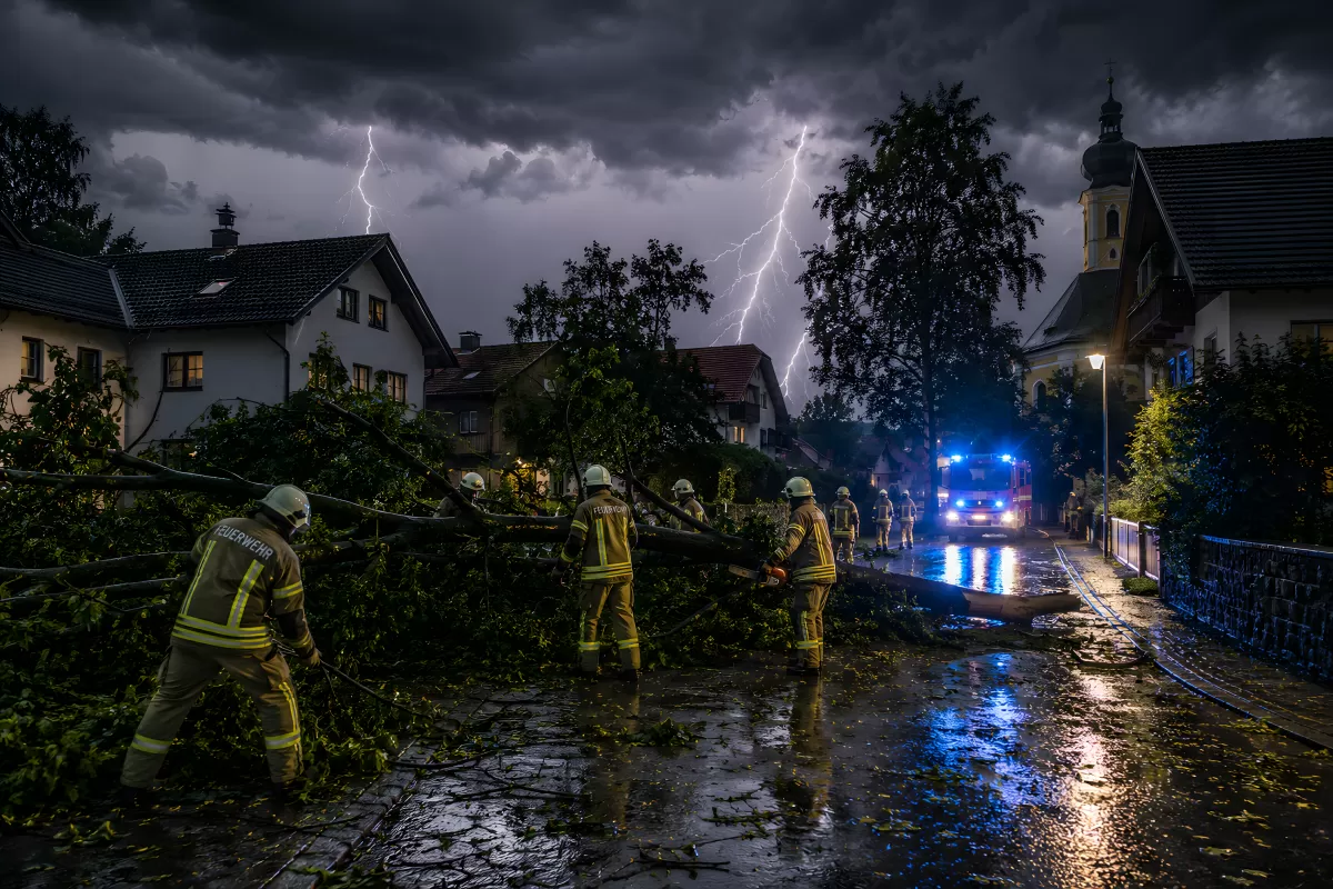 Feuerwehr räumt umgestürzten Baum bei Gewitter