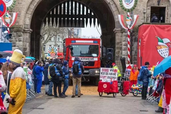 Feuerwehrauto fährt durch das Severinstor während des Rosenmontagszugs in Köln