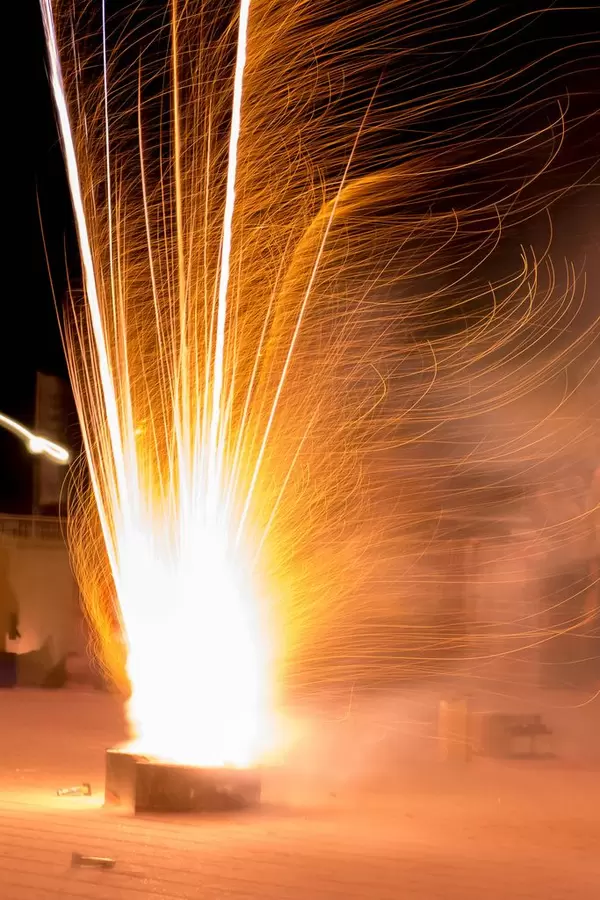 Feuerwerk des Typs Vulkan zu Neujahr, aufgenommen mit langer Belichtungszeit