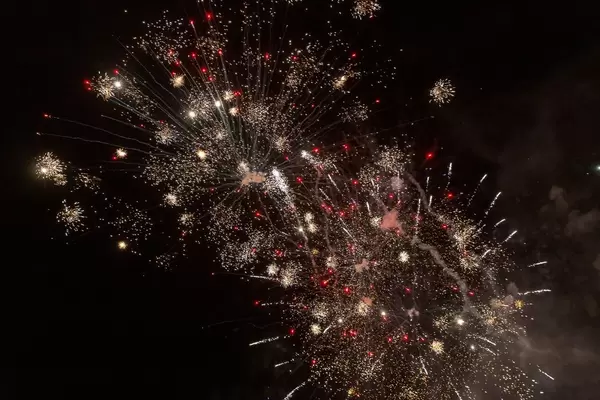 Feuerwerk in rot und weiß zum Jahreswechsel über Noord-Holland