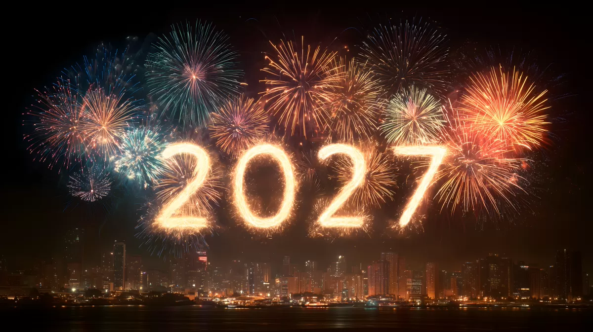 Feuerwerk-Silvester über moderner Skyline 2027