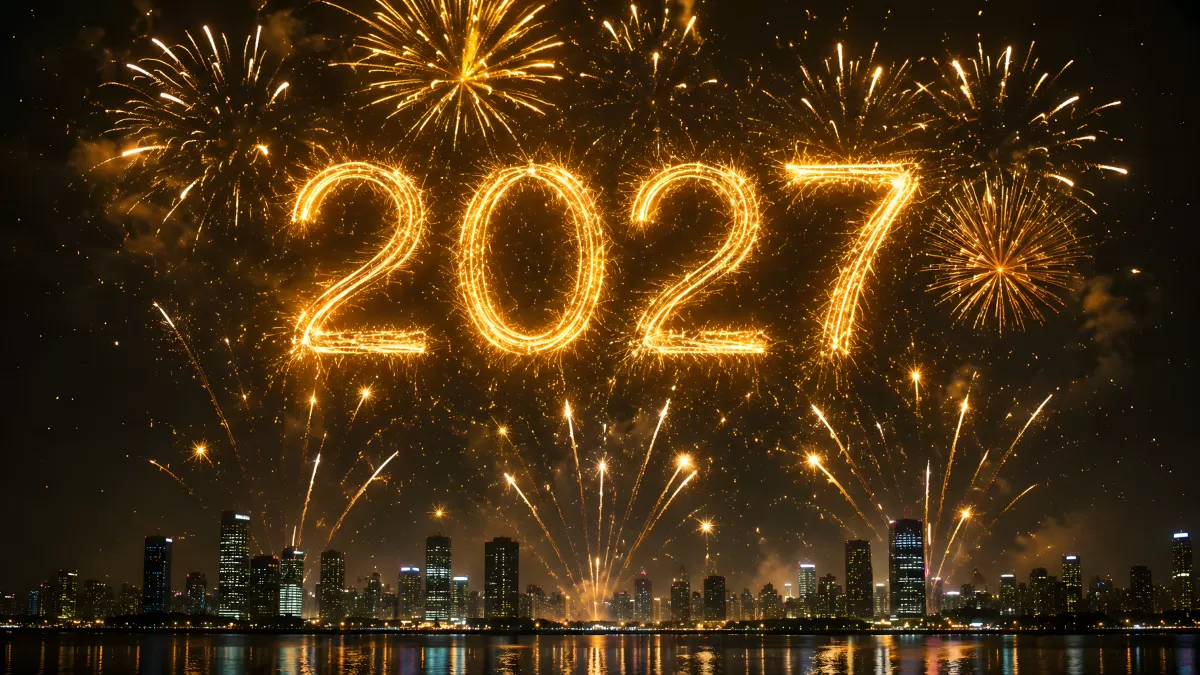 Feuerwerk über Stadtsilhouette zu Silvester 2027