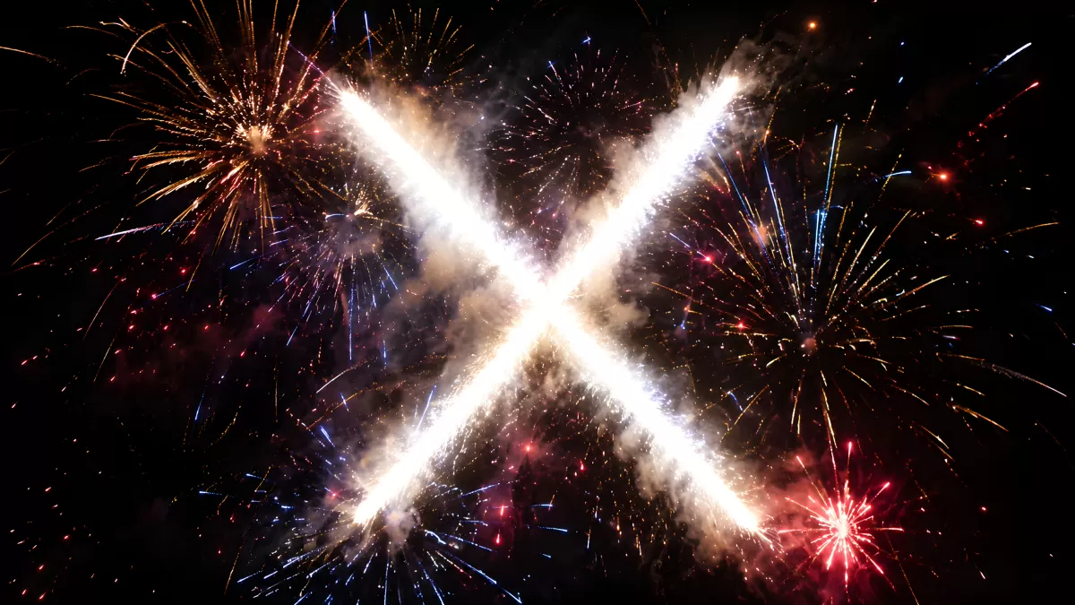 Feuerwerk-X am Nachthimmel mit bunten Funken