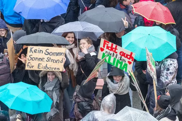 'Fickt euch, nicht das Klima' - Schild auf Fridays For Future Köln
