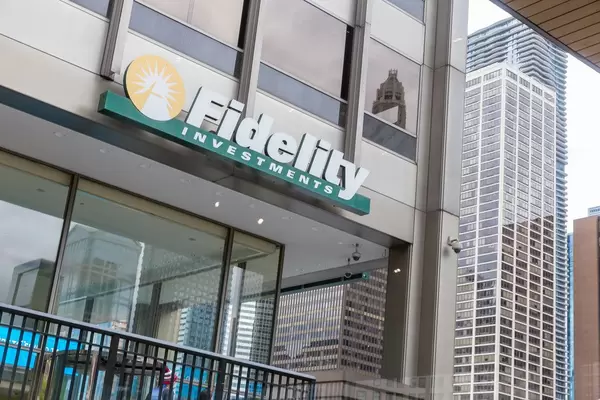 Fidelity Investor Center auf dem Ufer vom Chicago River