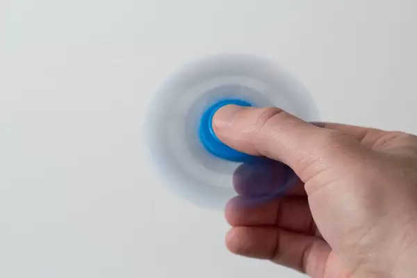 Fidget Spinner dreht sich zwischen den Fingern