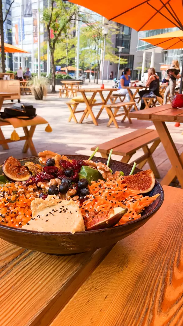Fig Bowl at Good Food in Cologne: figs, walnuts, cranberries, shiitake mushrooms, lentils and hummus