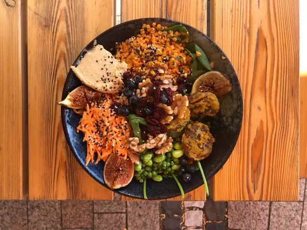 Fig Bowl bei Good Food in Köln: Feigen, Walnüsse, Cranberries, Shiitake Pilze, Linsen und Hummus.