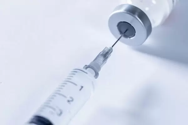 Filling an injection bevor vaccine