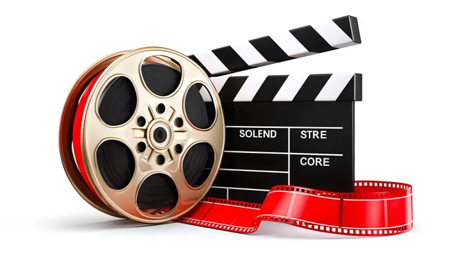 Filmrequisiten und Kinozubehör auf weißem Hintergrund