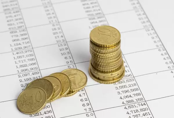 Finanzanalyse - Bilanzauszug mit Münzen