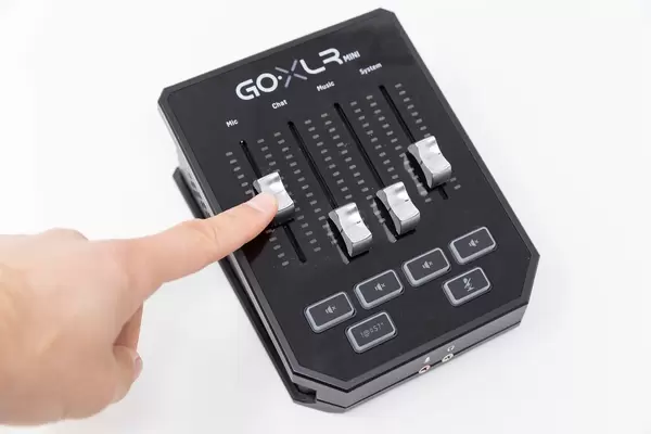 Finger auf schwarzem Online Broadcast Mixer Go XLR Mini von TC-Helicon. Podcast-Ausrüstung