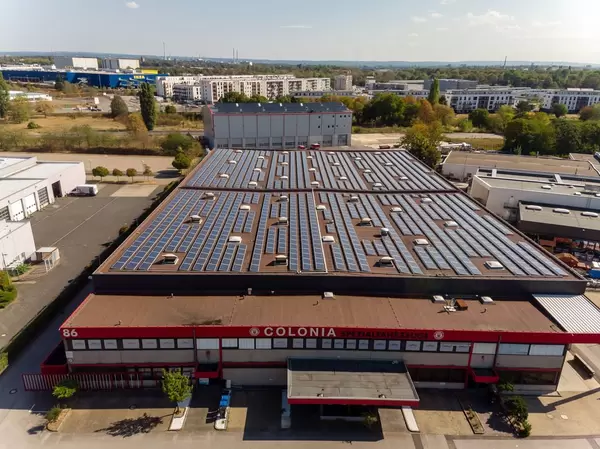 Firmengebäude der COLONIA Spezialfahrzeuge GmbH mit Solarpaneelen auf dem Dach