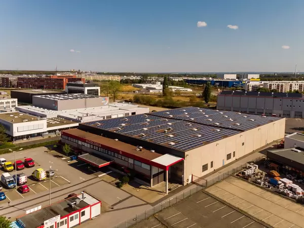 Firmengebäude von COLONIA Spezialfahrzeuge. Luftbildaufnahme