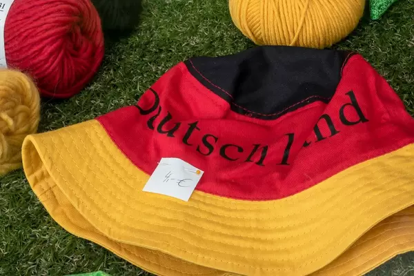 Fischerhut in Schwarz-Rot-Gold mit Aufschrift Deutschland