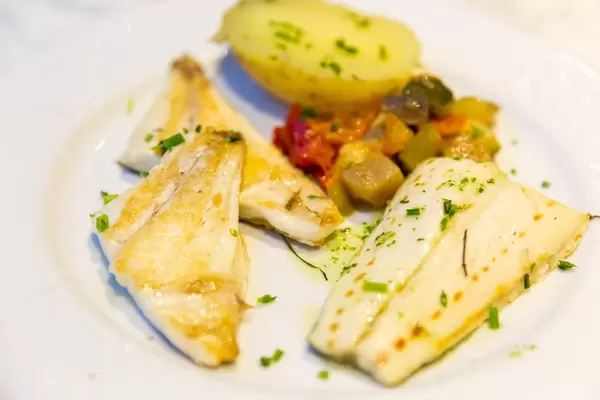 Fischfilet mit Pfannengemüse und halber Kartoffel