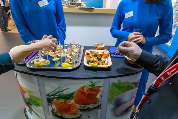 Fischhäppchen zum Probieren am Vici Stand
