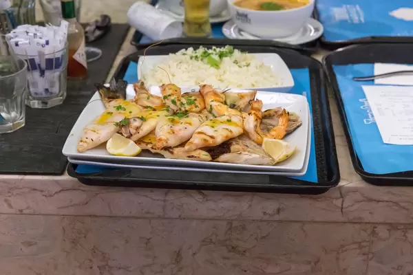 Fischplatte mit gegrilltem Calamari Tintenfisch, Scampi Shrimps und Reis