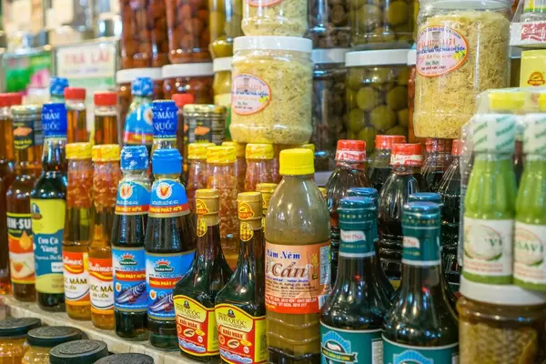 FIschsauce und andere Lebensmittel auf dem Ben Thanh Markt in Saigon