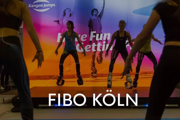 Fitnesstrainerin bei der Vorführung von Kangoo Jumps Springschuhen, für ein neues work-out, mit dem Bildtitel Fibo Köln