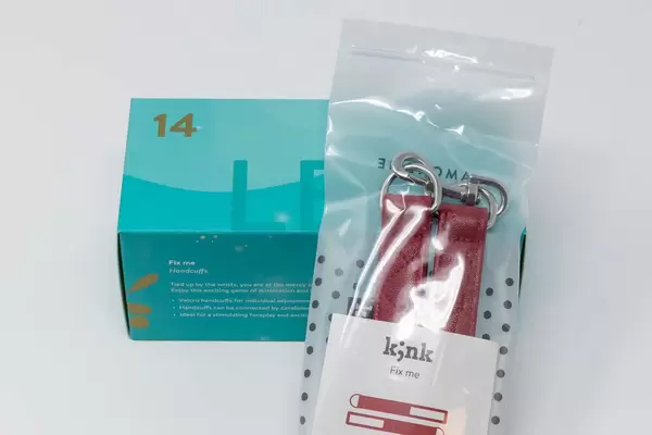 Fix Me - Handschellen aus rotem Leder aus dem Amorelie Adventskalender