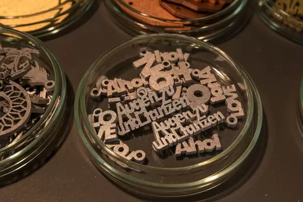 Flache Glasschalen mit Anhängern aus Metall für Halskette mit Sprüchen und Zitaten