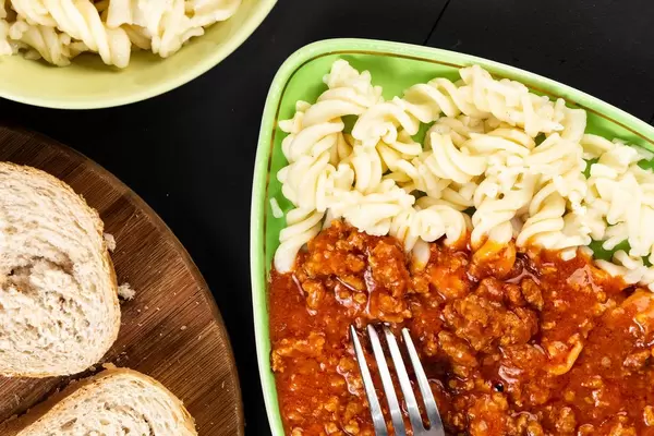 Flache Lage über Bolognese-Sauce mit Nudeln