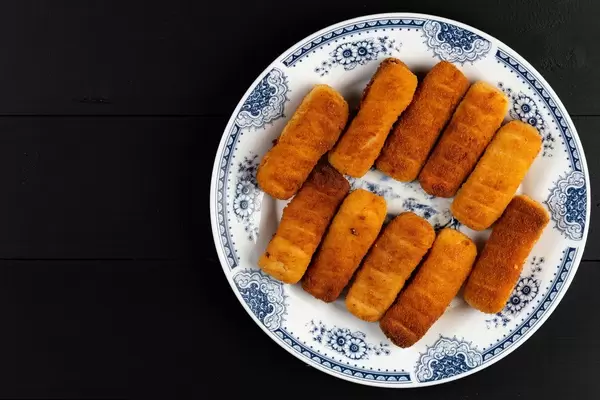 Flache Lage über gebratenen Hühnerstöcken