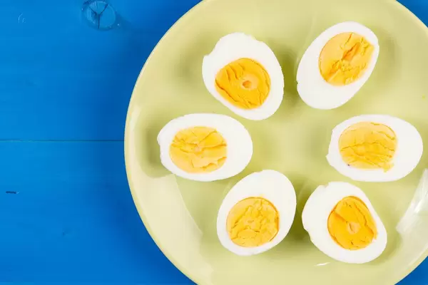 Flache Lage über gekochten Eiern auf der Platte