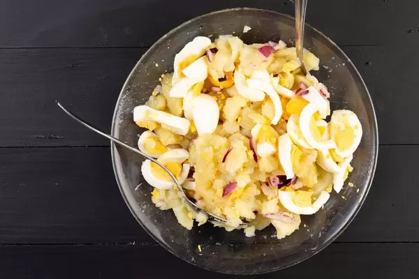 Flache Lage über Kartoffelsalat mit Eiern und Zwiebeln