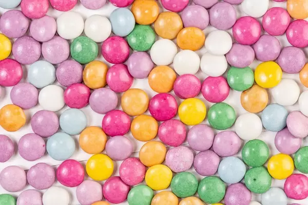 Flache Lage über runden bunten Schokoladenkerzen