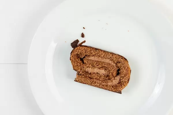 Flache Lage über Schokoladenkuchen