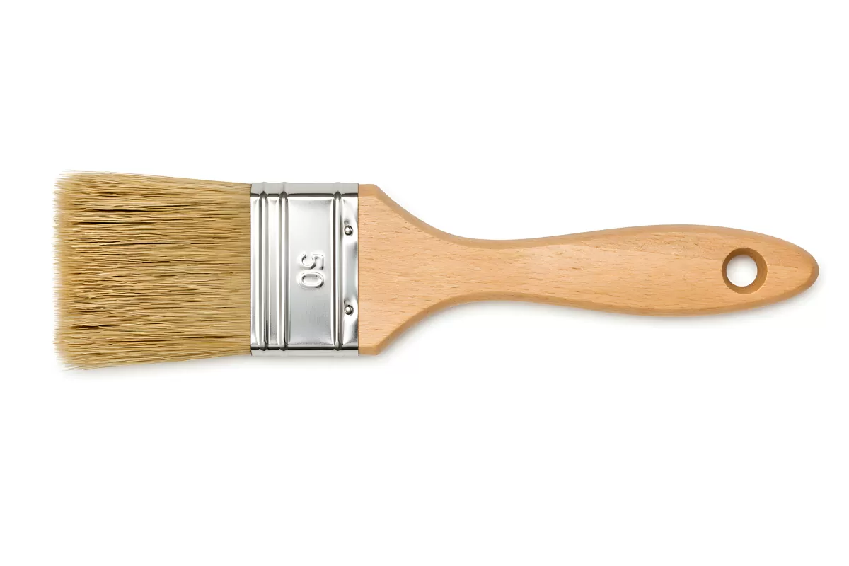 Flachpinsel mit Holzgriff auf weißem Hintergrund