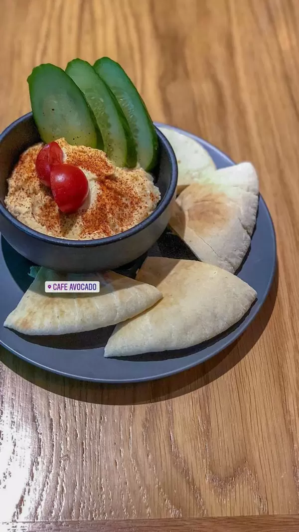 Fladenbrot und Gurken mit Dip beim Avocado Cafe