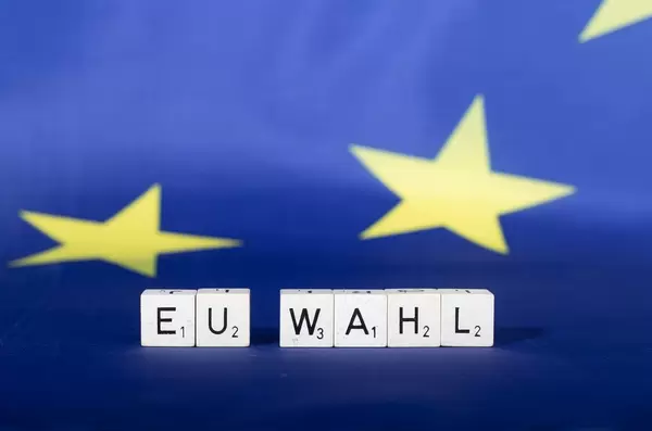 Flagge der Europäischen Union mit EU-Wahltext