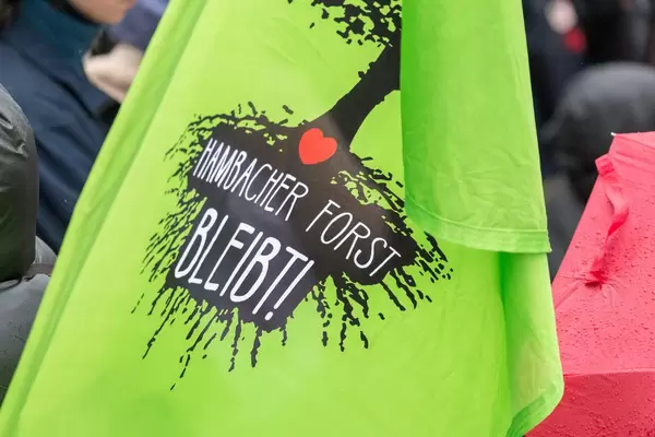 Flagge schreibt 'Hambacher Forst bleibt!' als Protest für Hambach Forest in der Nähe von Köln