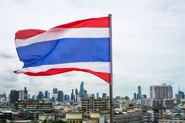 Flagge von Thailand mit der Skyline von Bangkok im Hintergrund