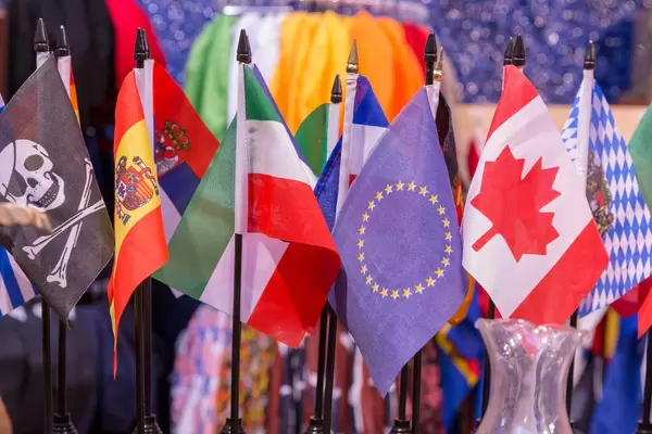 Flaggen der EU, verschiedenen Ländern und Bundesländern und Piratenfahne nebeneinander