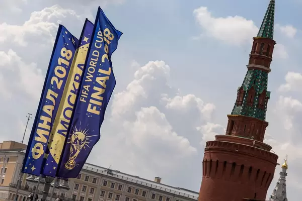 Flaggen der Fußball-Weltmeisterschaft 2018 mit einem Kreml-Turm im Hintergrund