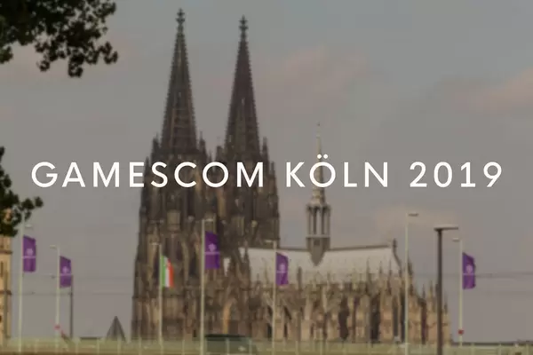Flaggen für die Videospiel- und Computerausstellung Gamescom in Köln 2019 wehen vor dem Kölner Dom