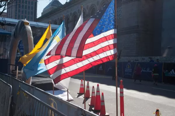 Flaggen im Gegenlicht in Boston, USA